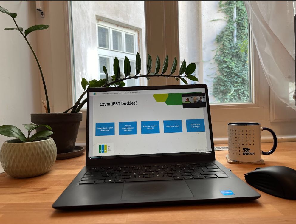 Widok na laptop, podczas prezentacji webinaru dla uczestnika projektu